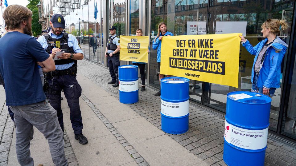 I sommer demonstrerte både norske og danske Greenpeace-aktivister mot avfall som kommer til Danmark fra Equinors Mongstad-raffineri. Her fra demonstrasjonen utenfor Dansk Industri sitt hovedkontor i København i juni. | Foto: Lise Åserud / NTB