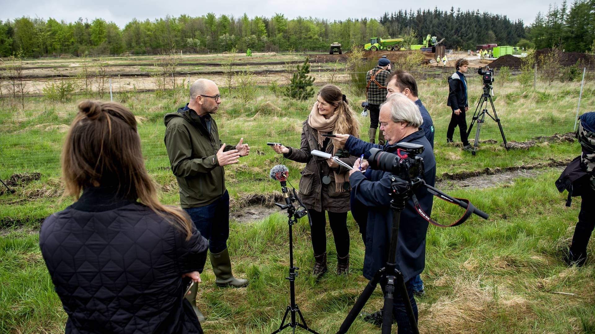 Aflivningen af samtlige danske mink har fyldt meget i Rasmus Prehns første år som landbrugsminister. I maj besøgte han Nørre Felding, hvor der skulle opgraves mink. | Foto: René Schütze