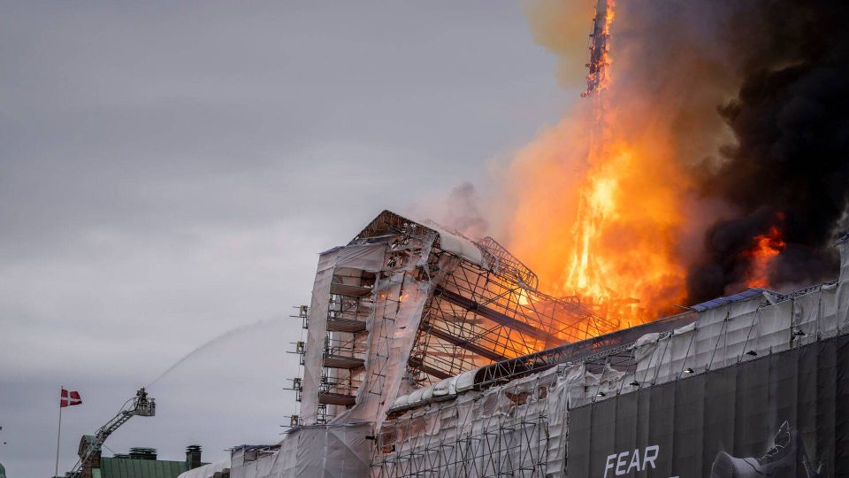 Dragespiret på børsbygnngen, der blev opført af Christian d. 4., blev opslugt af flammer tirsdag formiddag. | Foto: Ida Marie Odgaard/Ritzau Scanpix