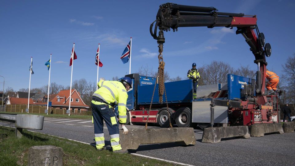 Den danske grænse ved Padborg, lørdag 14. marts 2020. Statsministeren meddelte på et pressemøde fredag aften, at alle landets grænser lukker lørdag klokken 12 for at forhindre udbredelse af smitte med coronavirus. Grænsekontrollen løber til og med 13. april, og alle udlændinge uden anerkendelsesværdige formål i Danmark vil i den periode blive afvist ved grænsen. | Foto: Claus Fisker / Ritzau Scanpix