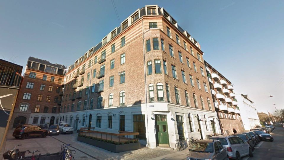 Drost Fonden ejer en række boligudlejningsejendomme i København, herunder den ca. 4600 kvm store ejendom Ryesgade 25, der rummer 42 lejligheder. | Foto: Google Street View