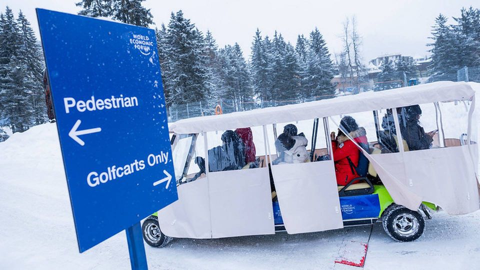 Golfbiler i sneen er en af transportmidlerne i Davos. | Foto: World Economic Forum/Flickr