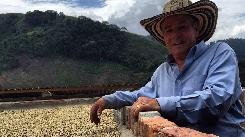 Kaffebonden Hugo arbejder på kaffefarmen Los Pomos, som ejes af Ancizar Aguirre. Her opkøbes en del af kaffebønnerne fra de omkringliggende farme, de lægges til tørre inden de sendes afsted på ladene af jeeps fra området. | Foto: Björn Rudnert