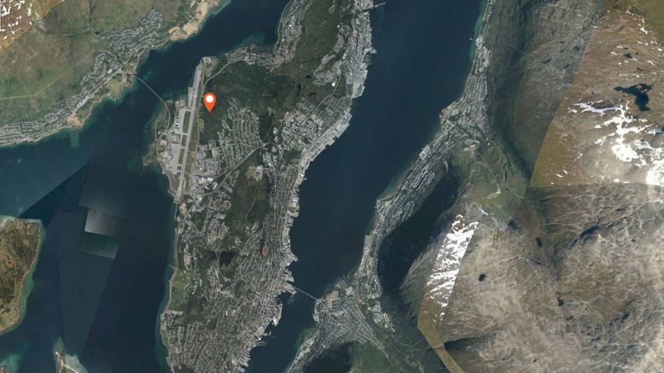 NÆRT FLYPLASSEN: Eiendommen ligger på nordvestsiden av Tromsøya, like ved flyplassen og Langnes Næringspark. | Foto: Kartverket