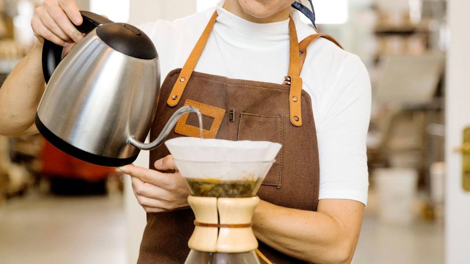 Sine Klejs Gren er uddannet barista med speciale i ristning og grøn kaffe. Derudover er Sine dommer, når der årligt afholdes DM i Kafferistning.