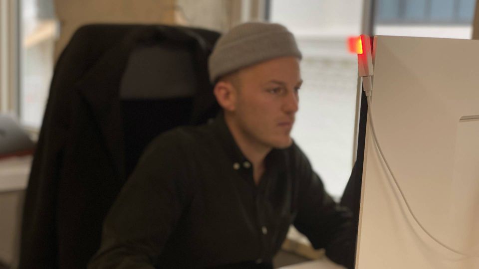 Medarbejder hos Abtion arbejder med pomodoro. Lampen lyser rødt, og derfor skal der arbejdes. | Foto: PR/Abtion