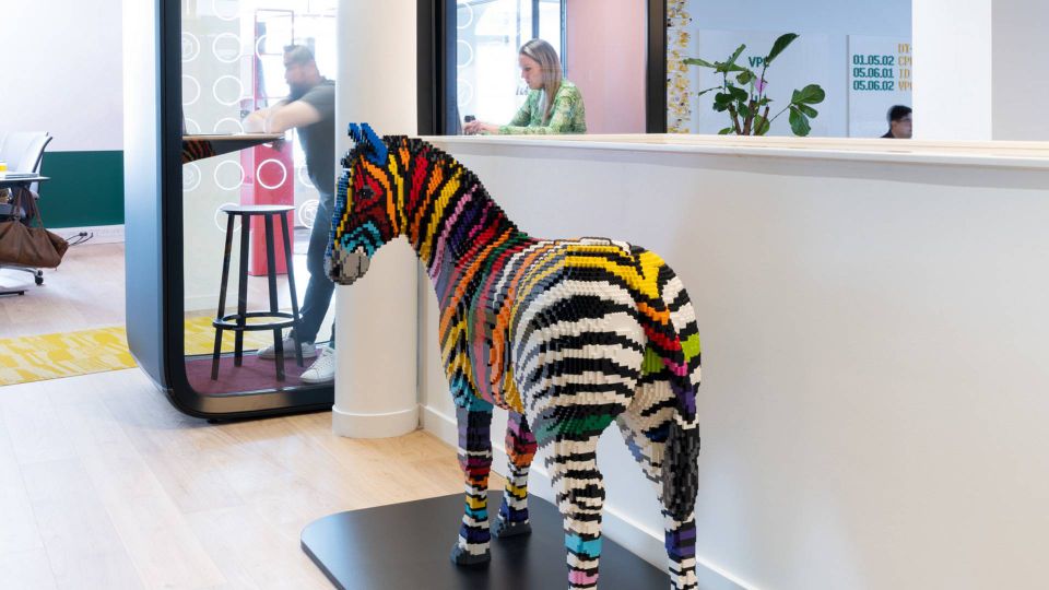 Forrest i billedet er ovennævnte multifarvede zebra. Bagerst kan man ane såkaldte stille-bokse, hvor medarbejdere kan foretage opkald eller afholde møder. | Foto: PR / Lego Group