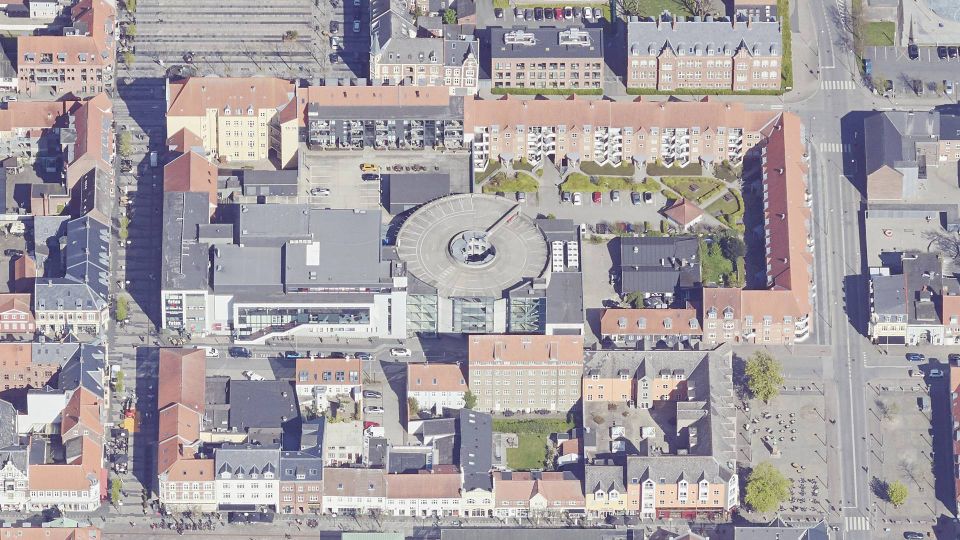 Ifølge cvr har Bo-To netop overtaget den nyligt opførte Domus Axel-karré med boliger, butikker, biograf og p-hus i det centrale Fredericia. | Foto: Styrelsen for Dataforsyning og Infrastruktur