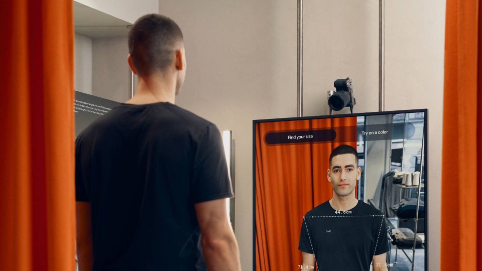 AI-spejlet har data fra kropsstørrelsen på 170.000 mænd, som den bruger til at finde frem til den rette størrelse for kunden. | Foto: Son of a Tailor/pr
