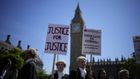 Strafferettsadvokater under streiken i London i juni. | Foto: AP Photo/NTB/Matt Dunham