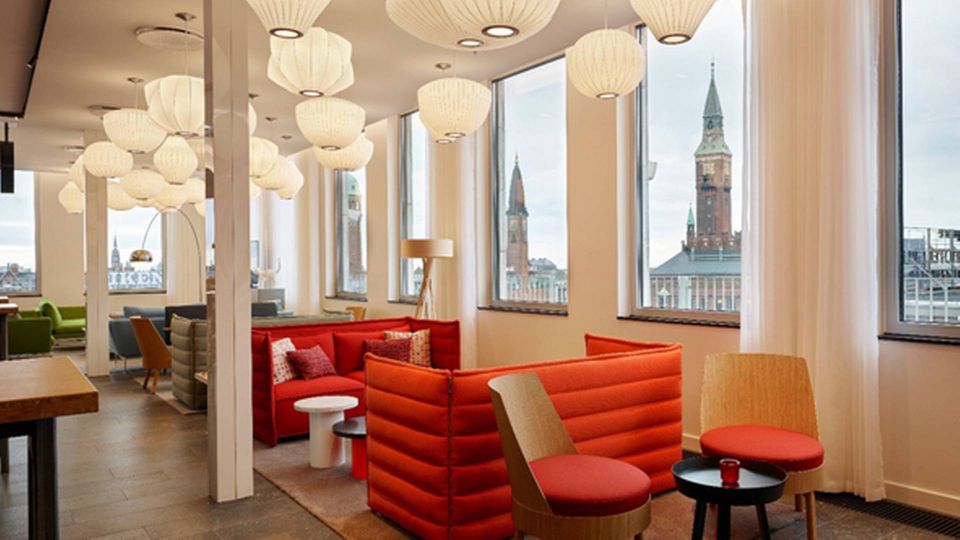 Fra lobbyen på 7. etage kan man betragte menneskemylderet på Rådhuspladsen eller spejde ud over Københavns hustage. | Foto: PR.