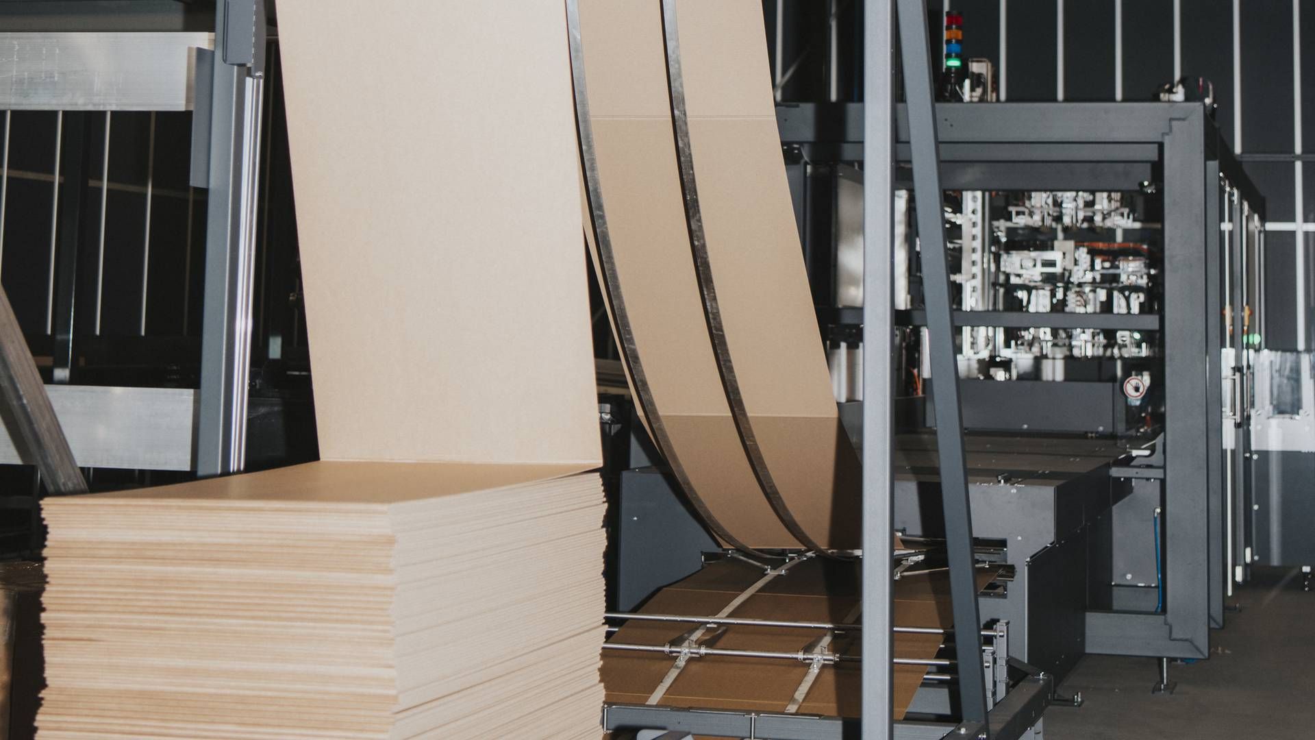 Endeløse rækker af pap fodrer den nye pakkemaskine, som scanner hver enkelt vare og derefter laver en papkasse, som passer præcis til varen. | Foto: Rikke Kjær Poulsen/ERH