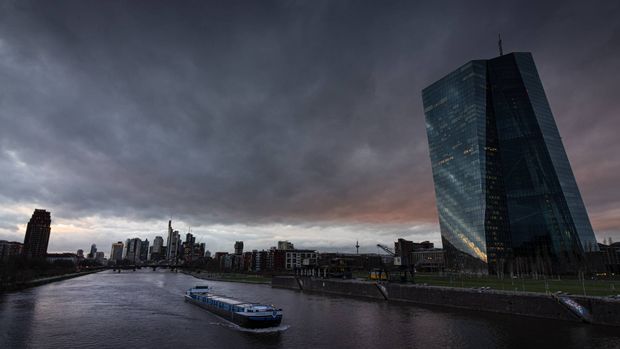 Ein Schiff zieht am EZB-Gebäude in Frankfurt vorbei. | Foto: picture alliance / greatif | Florian Gaul