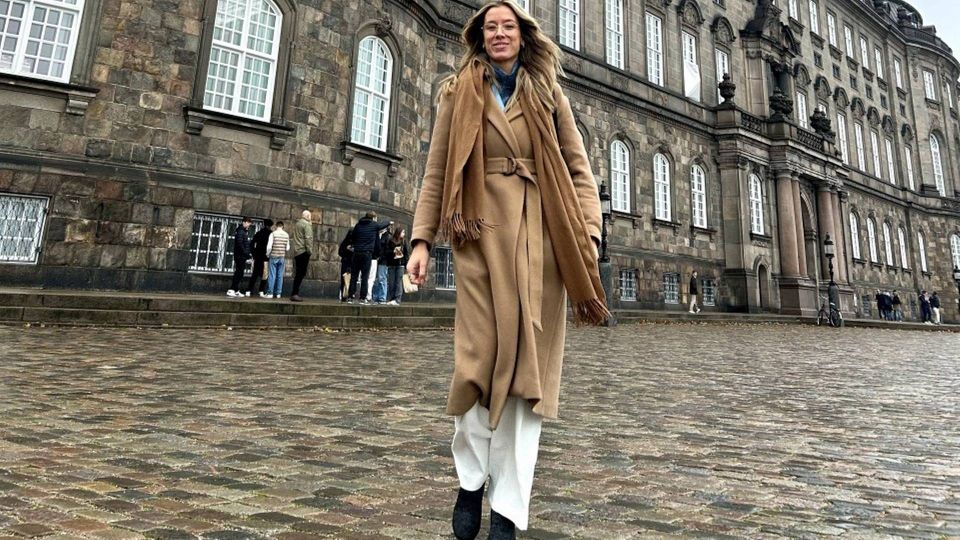Luna Melin Uth, her foran Christiansborg, er public affairs-konsulent i musikrettighedsorganisationen Koda. Hun har tidligere været taleskriver og kommunikationsfuldmægtig i Erhvervsministeriet. | Foto: Privatfoto