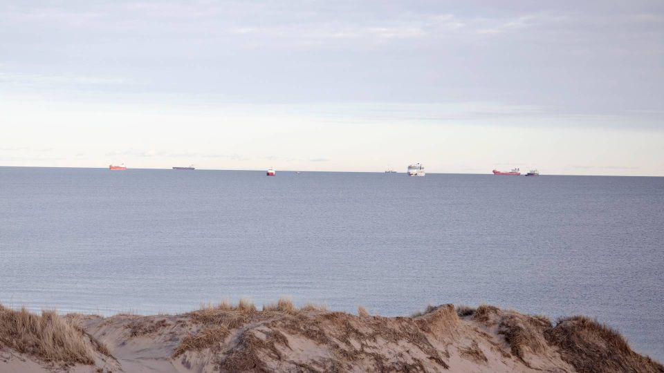 Det danske farvand ud for Skagen er et knudepunkt for handelsskibe, der sejler i Østersøen. Det gælder også de mange tankskibe, som fortsat sejler olie ud af Rusland. | Foto: Marius Renner/Ritzau Scanpix