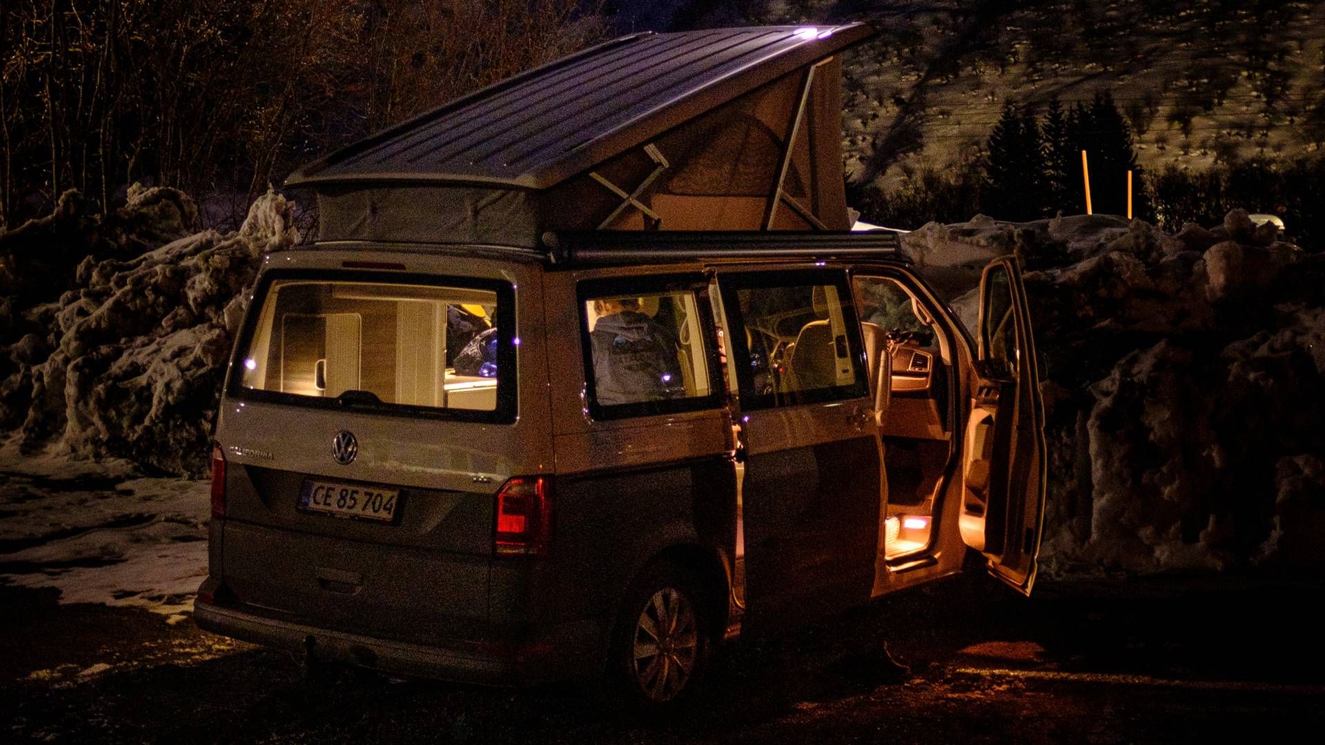 Her overnatter Jens Høgsted med sin søn ved en vejside ved Andermatt i Schweiz, da de i tre uger rejste rundt i familiens VW California campervan. | Foto: PRIVATFOTO