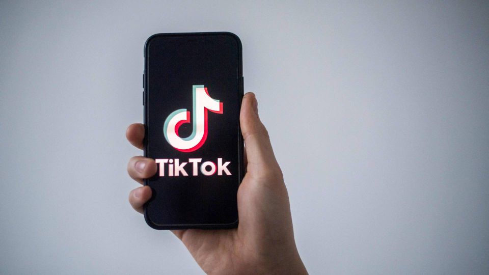 Stadig flere organisationer, medier og institutioner fraråder eller forbyder medarbejdere at have Tiktok installeret på deres telefoner. | Foto: Loic Venance/Ritzau Scanpix