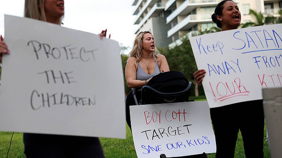 Demonstranter ved en Target-butik i Miami reagerer på det omtalte merchandise. | Foto: Getty Images