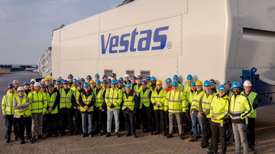 60 medarbejdere har været med til at samle nacellen på Vestas' fabrik i Ringkøbing. | Foto: PR / Vestas