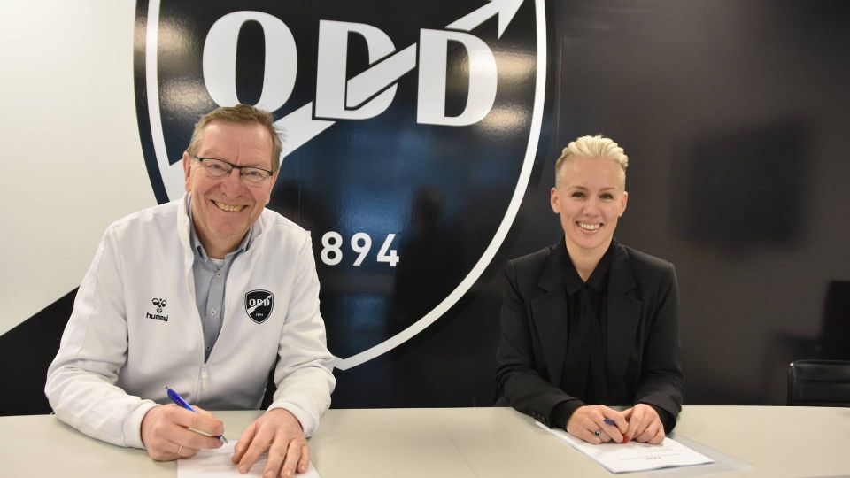 VIKTIG AVTALE: Styreleder Trond Haukvik og Heidi Sjerve i Steinar Moe Eiendom signerer avtalen om tribunesalget. | Foto: Åmund Røsholt / Odd Ballklubb