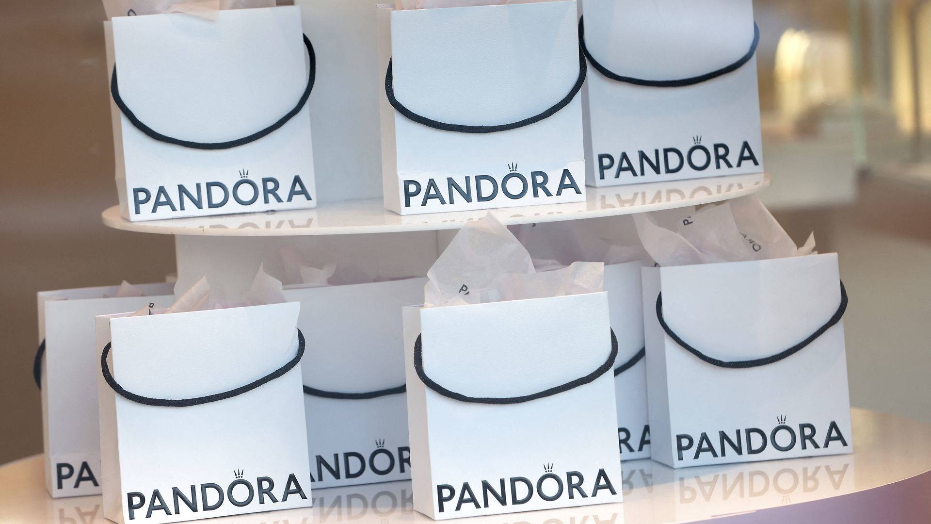 Pandoras onlinesalg fylder fysiske butikker fylder mere —
