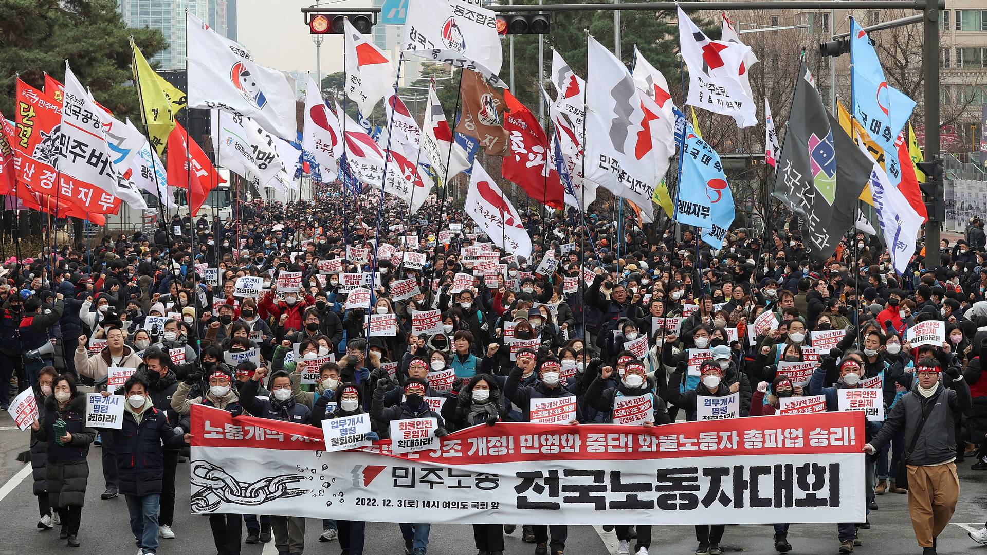 Major Korean union joins truckers protest as strike broadens