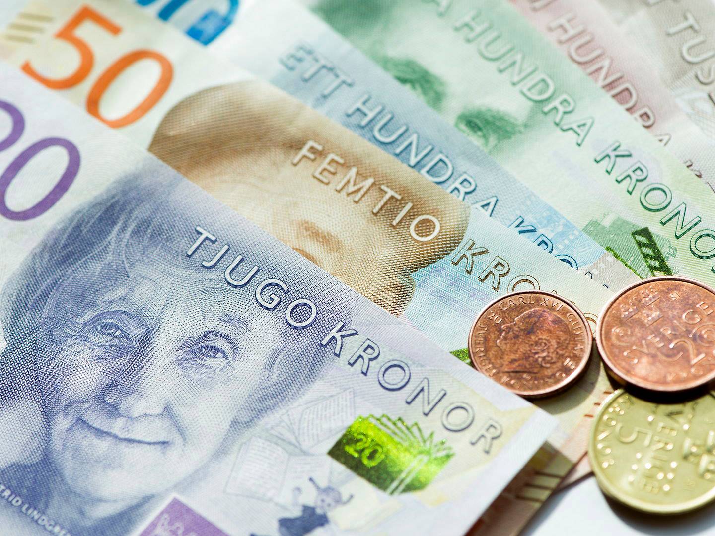 Riksbank extends tightening as krona weakness fuels prices