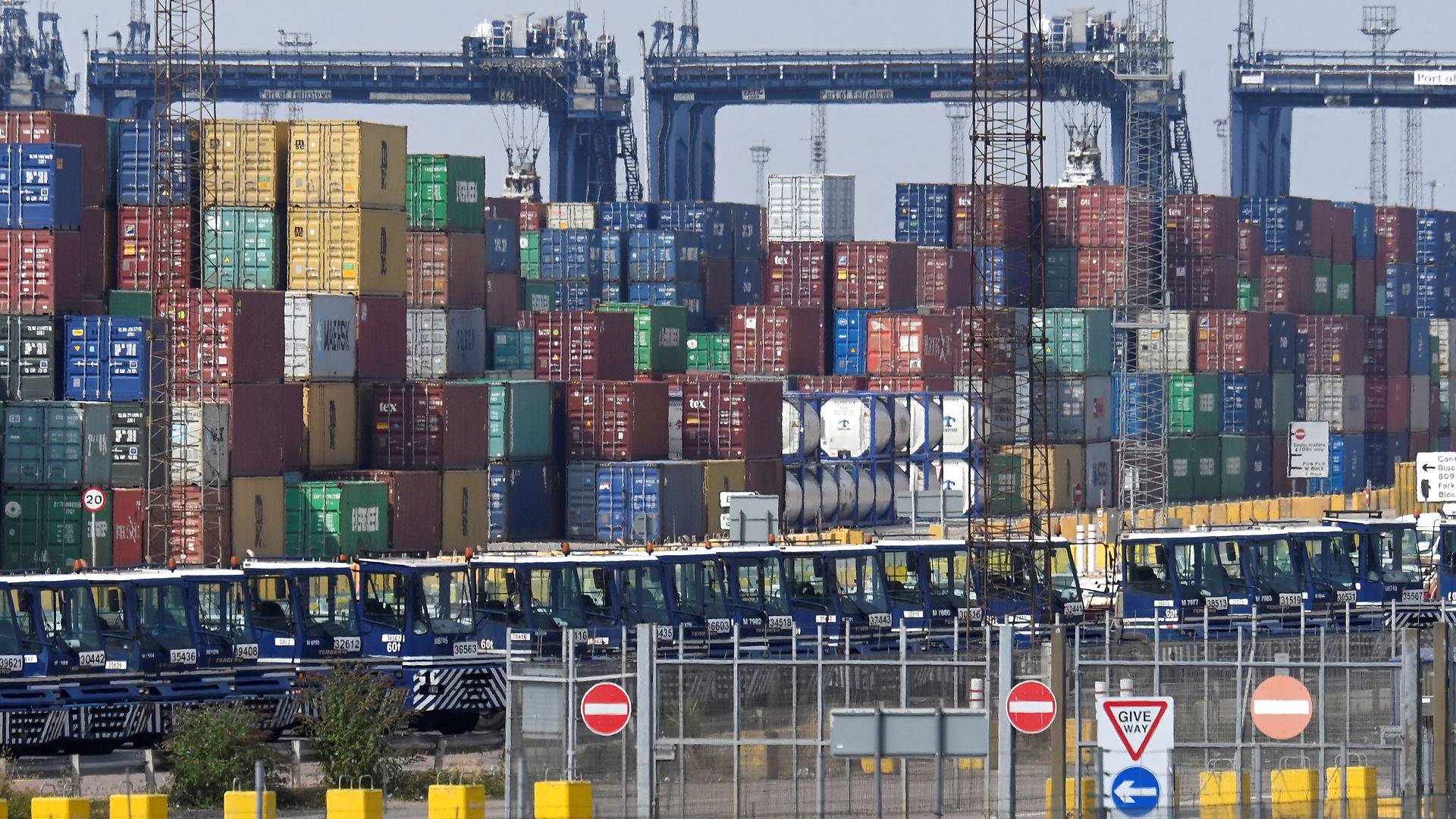 Port staff in Felixstowe working again but wage conflict far