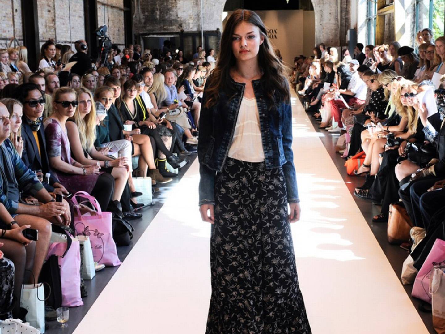 Kriseramt modekoncern lider: butikker og millioner