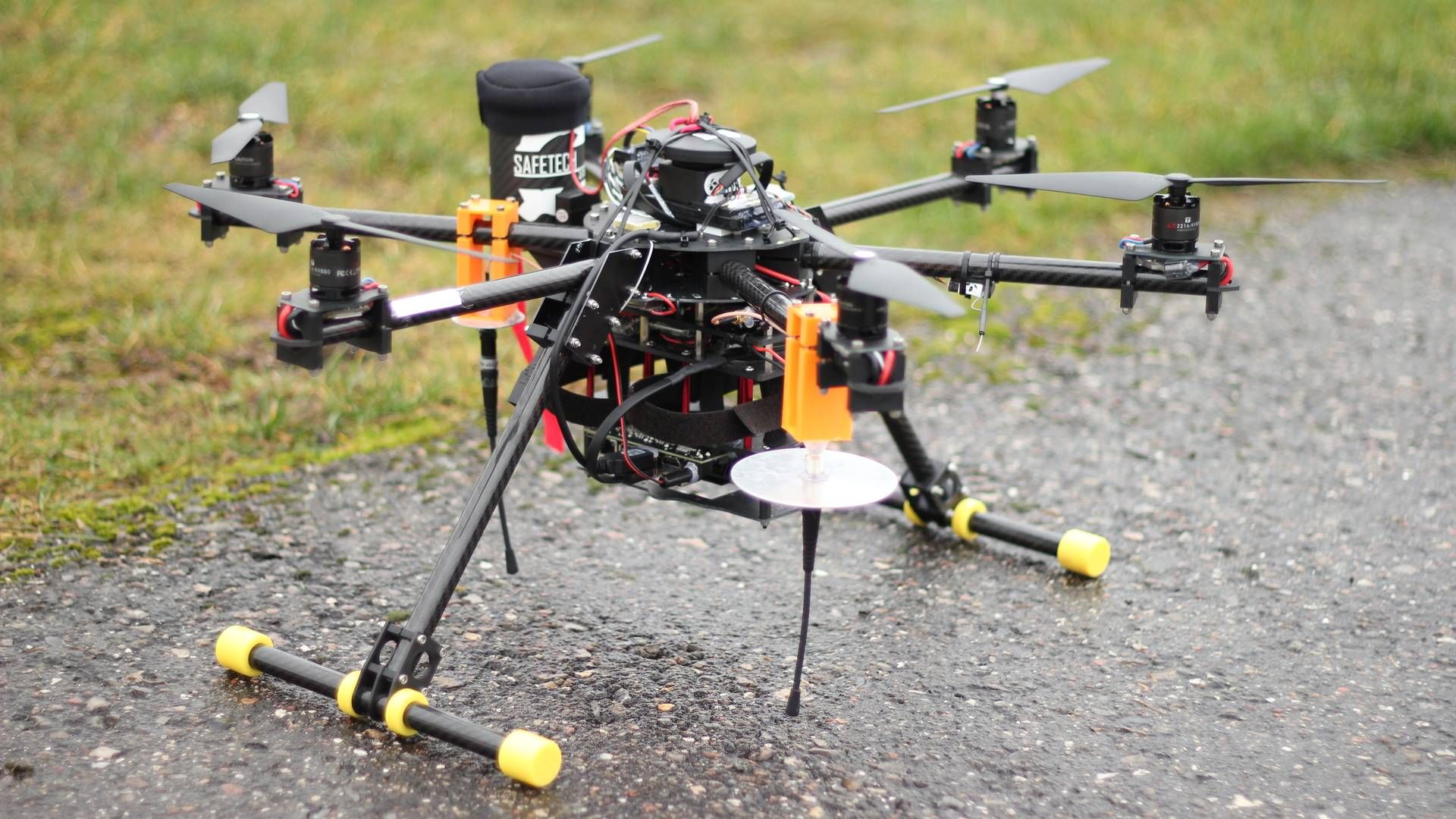 Denne drone er en af Holos testdroner, som bliver brugt i projektet Healthdrone, der i første omgang skal munde ud i transport af blodprøver i Region Syddanmark. | Foto: Holo/PR