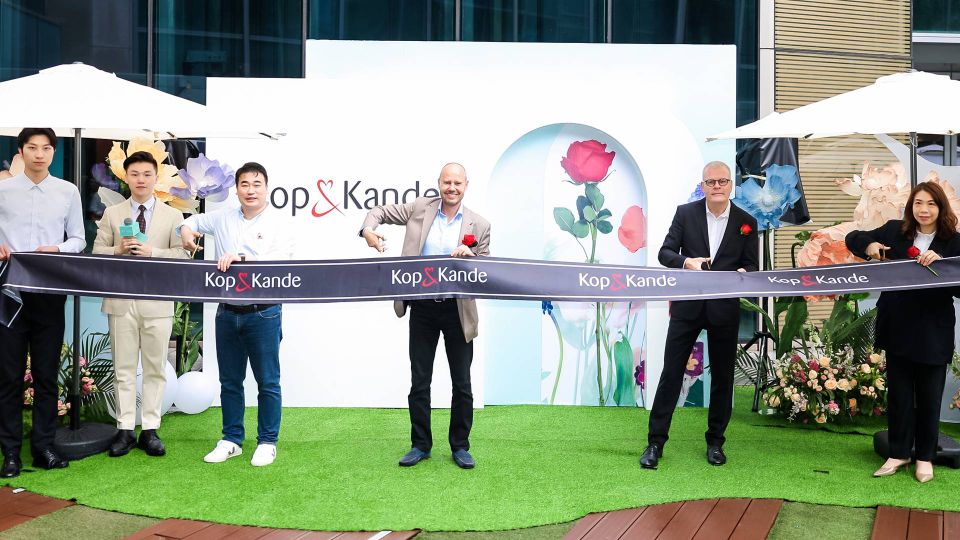 Klaus Anker Petersen (i midten) klippede snoren til den første kinesiske Kop & Kande-butik i shoppingcentret Kerry Centre i Shanghai i slutningen af 2022. Sidenhen har han stået bag flere butiksåbninger i landet. | Foto: Lane House/pr