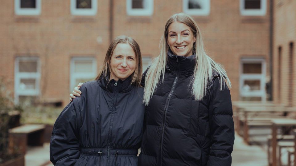 Makkerparret Kristine Leerbeck (tv) og Trine Hoffensetz Winther har i fællesskab stiftet Angella Invest. | Foto: Vinia Media