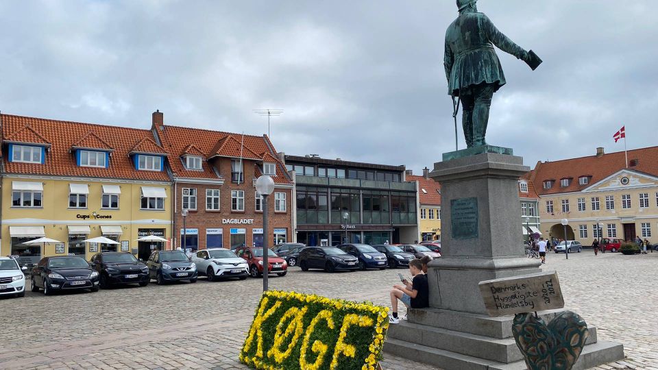 Køge Torv og statuen af Frederik d. 7. I baggrunden ses hhv. dagblads- og bankbygningen. | Foto: Emil Birkeland Klintorp / Watch Medier