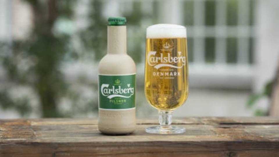 Carlsberg har udviklet to prototyper til ølflasker af papir i samarbejde med Paboco. | Foto: PR/Thomas Rockall Muus/Carlsberg