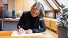 Den nye Sentralbanksjefen, Ida Wolden Bache skriver ned signaturen som skal trykkes på neste opplag av sedler. | Foto: Hanna Johre / NTB