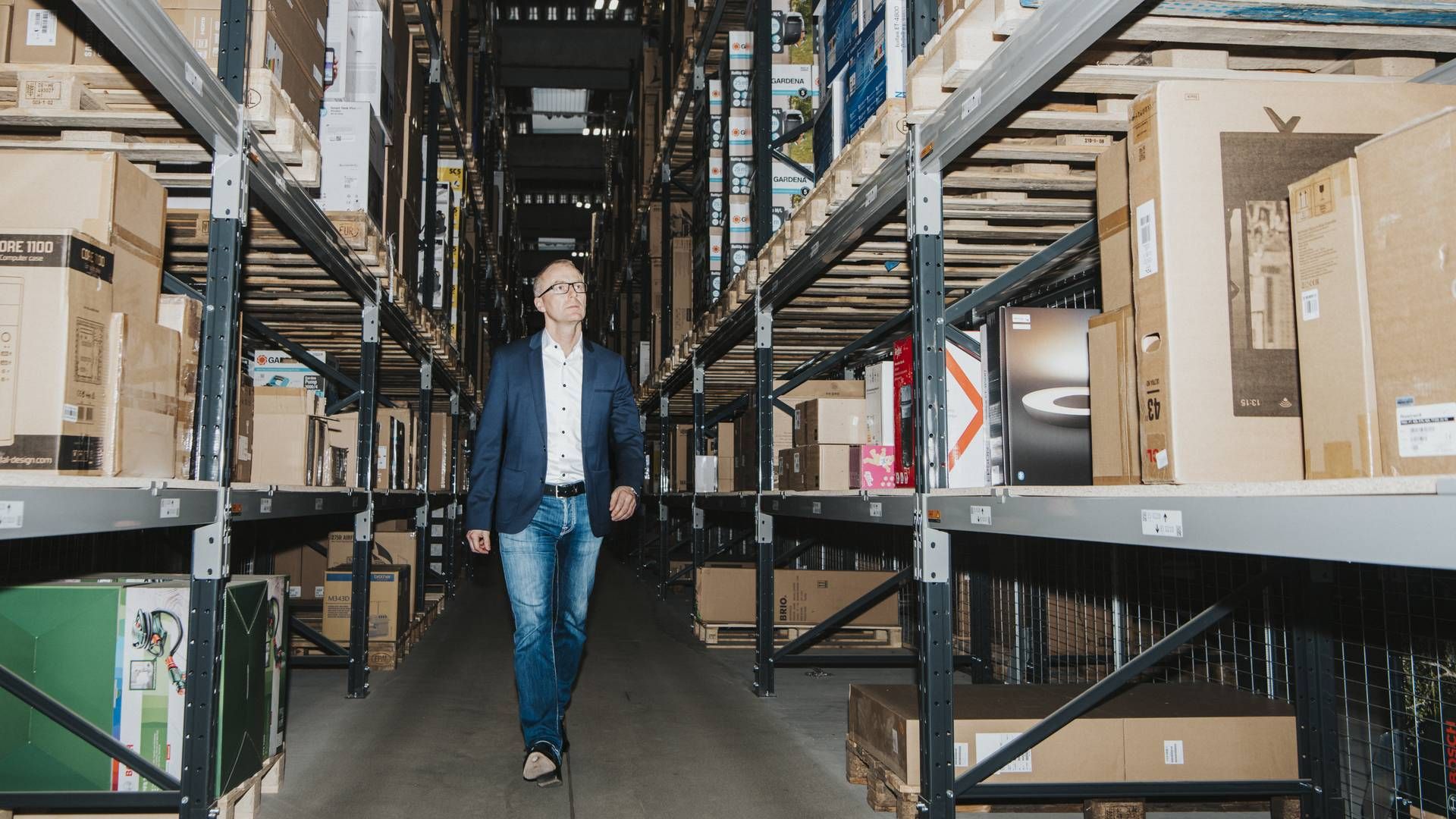 ”Fremtidssikring er et farligt ord i min verden, men vi er klar til mere,” siger Poul Thyregod, imens han viser rundt på det 16.500 kvm store lager i Højberg ved Aarhus. | Foto: Rikke Kjær Poulsen/ERH