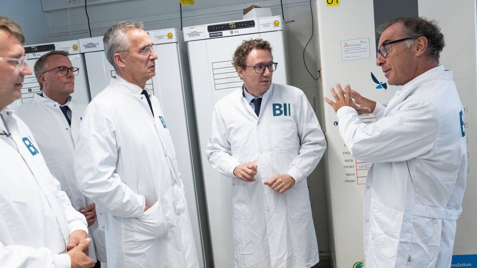 Mads Krogsgaard Thomsen (til højre), adm. direktør hos Novo Nordisk Fonden, på rundtur sammen med blandt andre Natos generalsekretær, Jens Stoltenberg (tredje fra venstre), hos Bioinnovation Institute (BII) i forbindelse med det nye acceleratorprogram med fokus på kvanteteknologi. På billedet ses også Jens Nielsen, adm. direktør hos BII, samt erhvervsminister Morten Bødskov (S) og forsvarsminister Troels Lund Poulsen (V). | Foto: Ólafur Steinar Rye Gestsson/Ritzau Scanpix