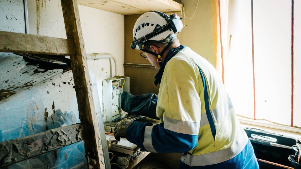 Medarbejder fra Westnetz kontrollerer en husstands elforbindelse | Foto: Westnetz
