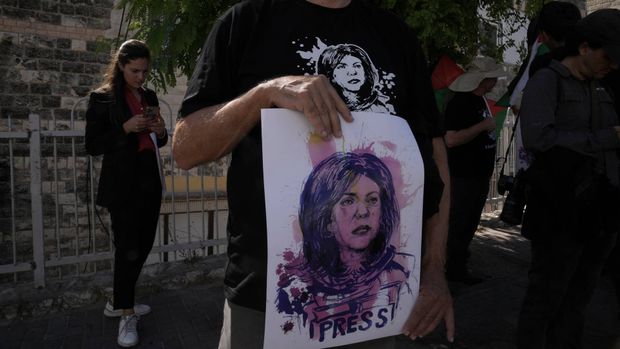 Et af de mest omtalte journalistdrab i 2022 var på journalisten Shireen Abu Akleh, der i maj blev dræbt, da hun dækkede en razzia i byen Jenin på Vestbredden. | Foto: Maya Alleruzzo/AP/Ritzau Scanpix