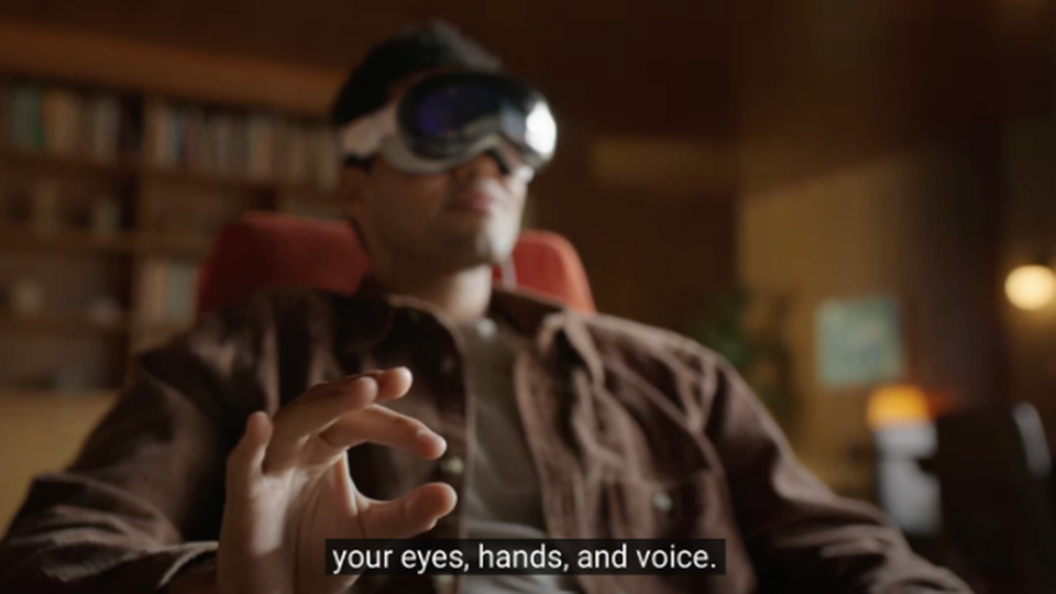 Vision Pro styres ved hjælp af blikretning (man kigger på sine apps), håndbevægelser og tale. Et helt nyt slags interface. Kilde: Apple PR.