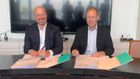 Mats C. Gottschalk (tv.), koncerndirektør for Gjensidige i Danmark, og Carsten Møller Pedersen, direktør for Nem Forsikring, ses her, da købsaftalen blev underskrevet. | Foto: PR/Gjensidige