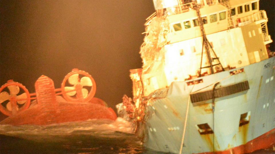 Maersk Searcher (til venstre) sank kort efter midnat, 22. december. Foto: Privatfoto/Den Maritime Havarikommission.