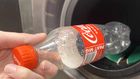 Coca-Cola har lavet nye flasker i Storbritannien, hvor kapslen bliver siddende efter åbning, så den ikke smides i naturen. | Foto: Coca-Cola PR