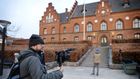 ARKIVFOTO: Pressen venter foran arresten i Hillerød på dagen for løsladelsen af spionchef Lars Findsen, tidligere chef for Forsvarets Efterretningstjeneste, FE. | Foto: Jens Dresling