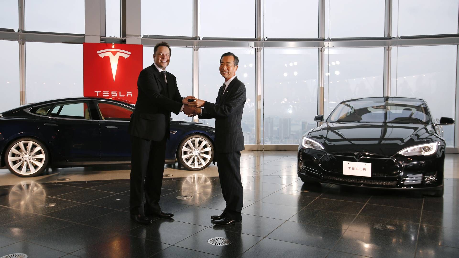 Teslas direktør Elon Musk og Panasonics vicepræsident Yoshihiko poserer efter samarbejdsaftale i 2014. De to selskaber har netop udvidet samarbejdet med en ny batterifabrik på amerikansk jord. | Foto: Toru Hanai/Reuters/Ritzau Scanpix/REUTERS / X90040