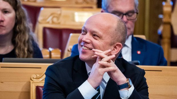 Finansminister Trygve Slagsvold Vedum (Sp) holder fast med den omdiskuterte lakseskatten. | Foto: Terje Pedersen / NTB