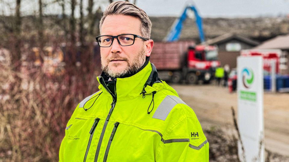 Ulrik Max Jørgensen, stifter og direktør i A1 Consult, foran grunden til Nordic Waste. I dag er området dækket af jordskredet. | Foto: Nordic Waste / Mikkel Wenzel Andreasen