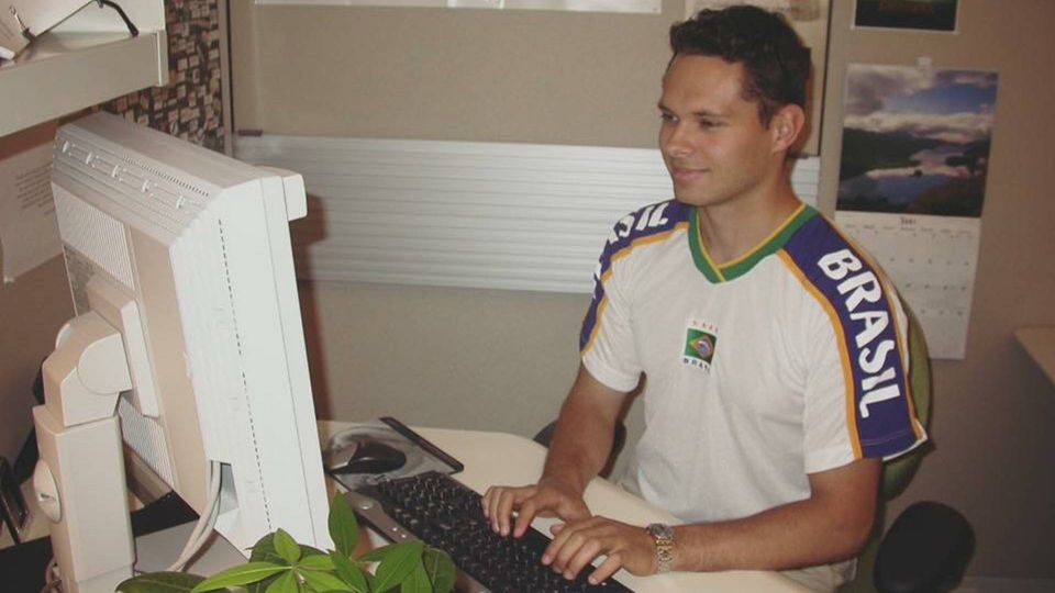 Robin Daniels som purung programmør skriver floder af koder, mens Brasilien vinder VM-finalen i 2002 på to mål af Ronaldo. | Foto: Privatfoto