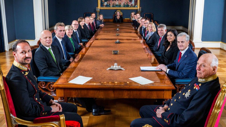 I GANG: Regjeringen Støre møter kongen og kronprinsen i sitt første statsråd på Slottet torsdag. | Foto: Håkon Mosvold Larsen, NTB