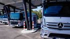Elektrobus und -Lkw von Daimler-Truck an einer Stromtankstelle | Foto: picture alliance/dpa | Uwe Anspach